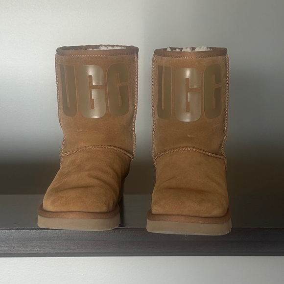 UGG Classic Short Rubber Logo - Picture 2 of 7
